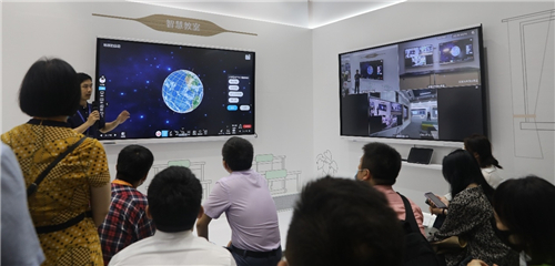 华为智慧教室解决方案重磅亮相，互动教学终端树立教学体验新标杆